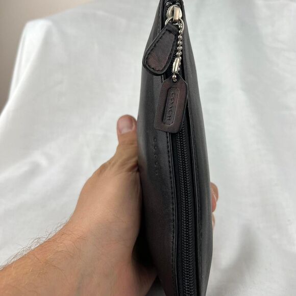 Vintage Black leather Coach pouch with zipper closure and signature logo - Picture 6 of 8